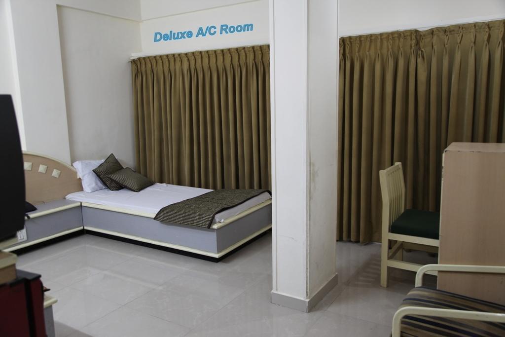Hotel Aditya Rajkot Exterior foto